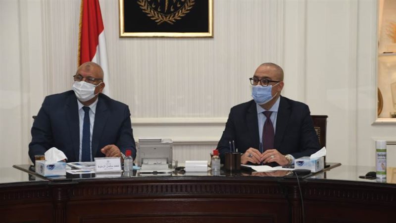 وزير الإسكان ومحافظ