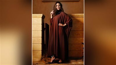 مصممة أزياء تبتكر أشكالا عصرية للعباءة