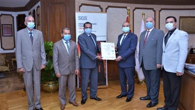 وزير الطيران المدني يتسلم شهادة تجديد الأيزو لمطار الغردقة الدولي 