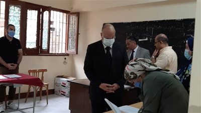 محافظ القاهرة يدلى بصوته ويطالب المواطنين بالمشاركة في انتخابات النواب