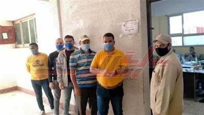 بالكمامة والكحول.. الشباب ينتظرون دورهم للتصويت للنواب