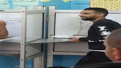 مؤمن زكريا يُدلي بصوته بمدرسة ابن سينا بمصر الجديدة