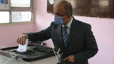 رئيس جامعة الزقازيق يدلي بصوته في انتخابات النواب