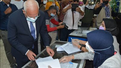 محافظ بورسعيد يدلي بصوته في انتخابات مجلس النواب