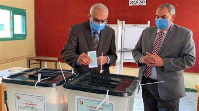 رئيس جامعة المنصورة يدلي بصوته في الانتخابات البرلمانية