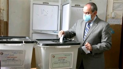 وزير الطيران المدني يدلي بصوته بانتخابات النواب في مصر الجديدة
