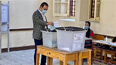  وكيل شباب النواب يدلي بصوته في الانتخابات