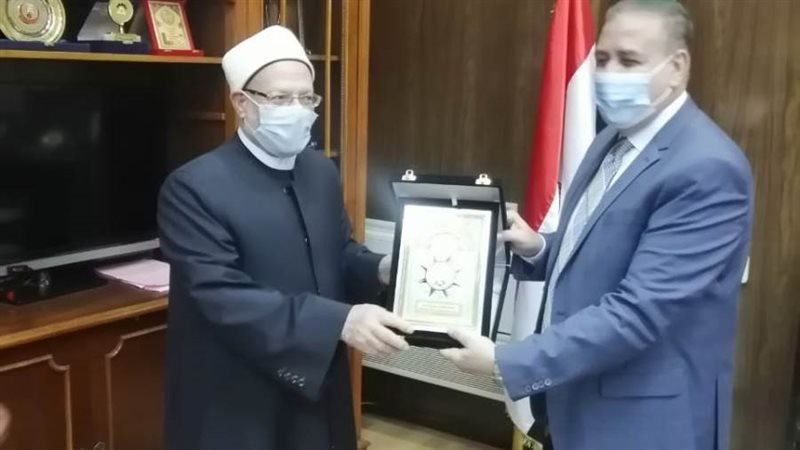 محافظ المنوفية يهدى