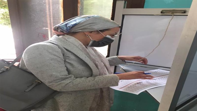 وزيرة البيئة تدلى