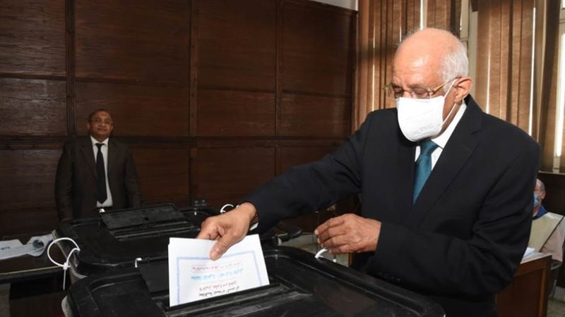 عبد العال يدلي بصوته