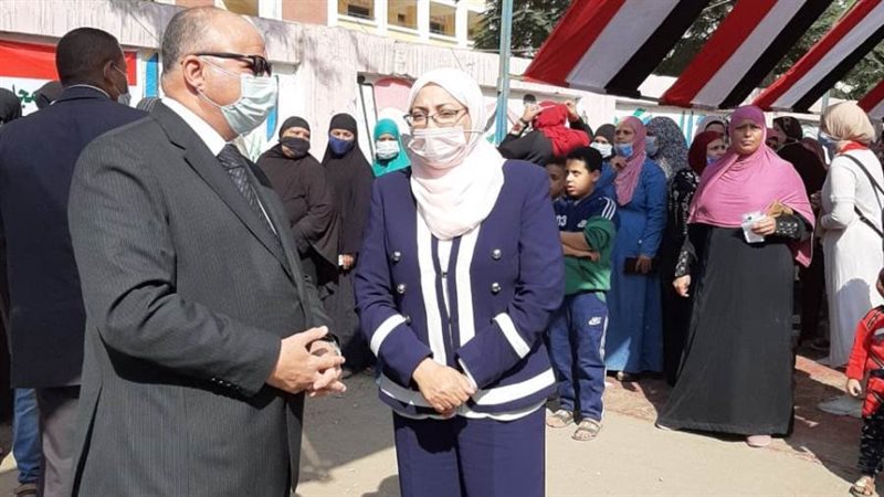 محافظ القاهرة مع