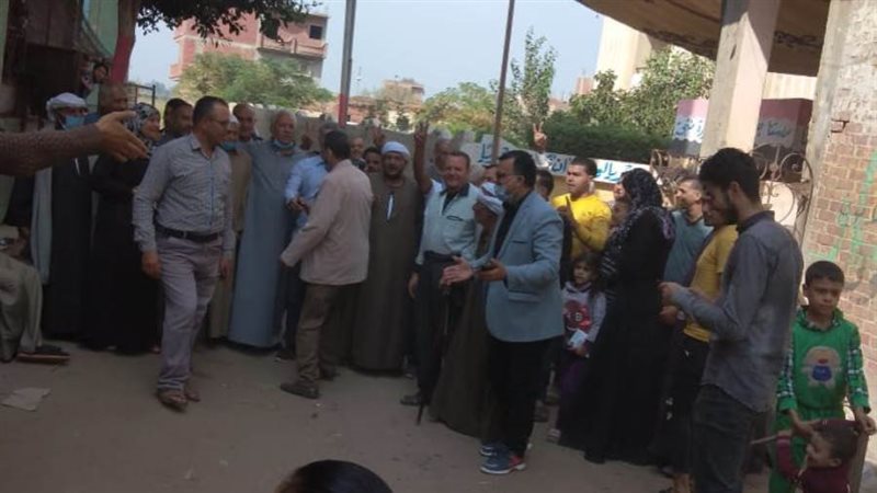 إقبال المواطنين علي