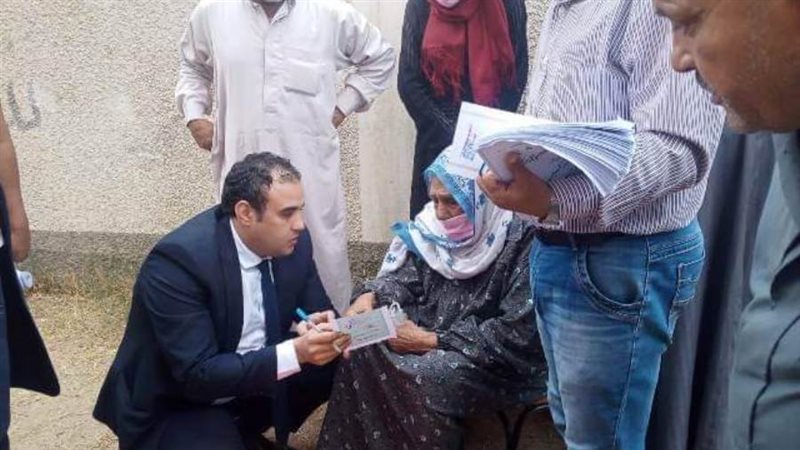 قاضي يساعد مسنه علي