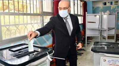 وزير الإسكان خلال الإدلاء بصوته يدعو المصريين لممارسة حقوقهم السياسية