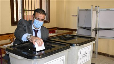 رئيس جامعة القناة يدلي بصوته في انتخابات مجلس النواب 