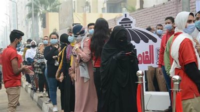 إقبال كثيف من المواطنين أمام لجان انتخابات مجلس النواب في المحافظات