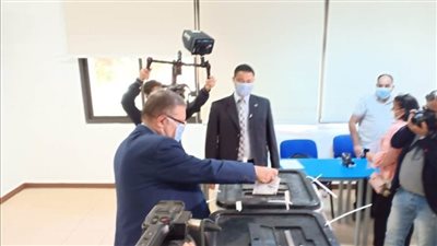 وزير قطاع الأعمال يدلي بصوته في الانتخابات.. ويؤكد أهمية المشاركة الإيجابية