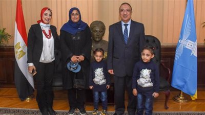 محافظ الإسكندرية يستقبل ربة منزل تعمل على دراجة توصيل الطلبات