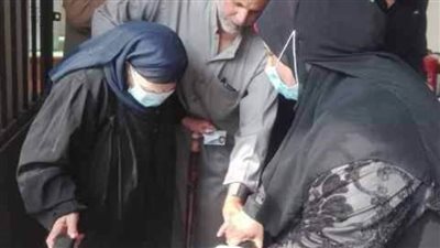 مواقف إنسانية ..تكاتف المصريين لمساعدة كبار السن بالشرقية
