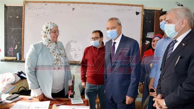 محافظ القليوبية يتفقد عددا من اللجان الانتخابية