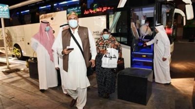 الدفعة الأولى من معتمري الخارج يؤدون مناسك العمرة