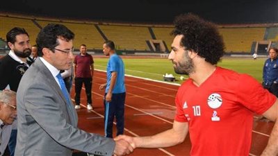 وزير الرياضة يتواصل هاتفيا مع محمد صلاح قبيل وصوله مصر