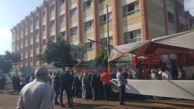 طوابير أمام لجان