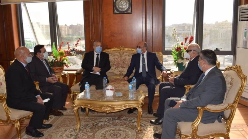 وزير العدل مع مسئولي