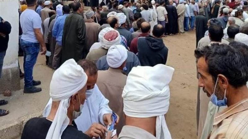 الالاف يتوافدون علي