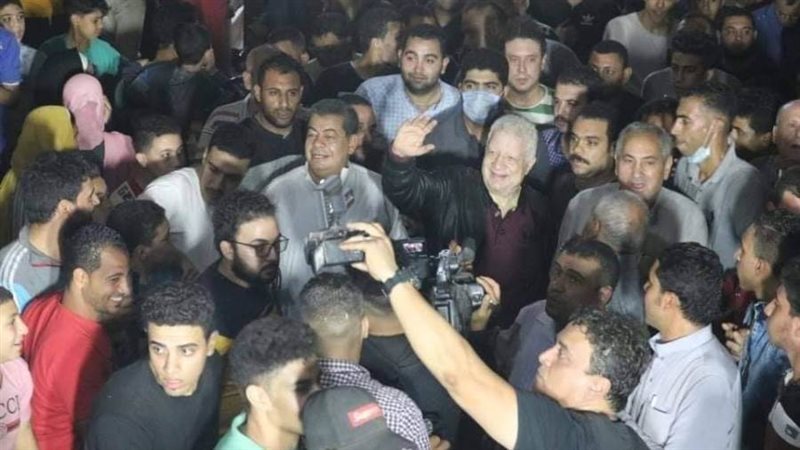 مرتضى منصور وسط أنصاره