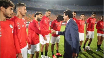تفاصيل زيارة وزير الرياضة لتدريبات المنتخب الوطني.. صور