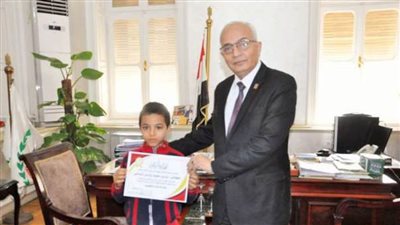 التعليم تكرم طالبا بقرية 