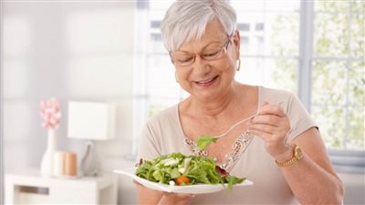 عناصر غذائية هامة لرفع مناعة كبار السن