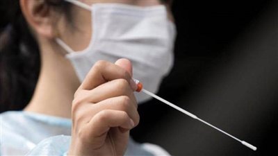 لم يجد مكانًا لعمل مسحة.. أمريكي  يبتلع حفنة 