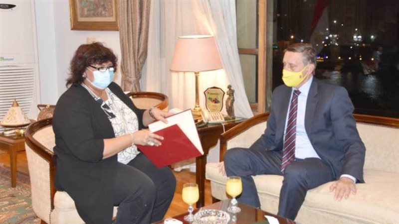 وزيرة الثقافة مع