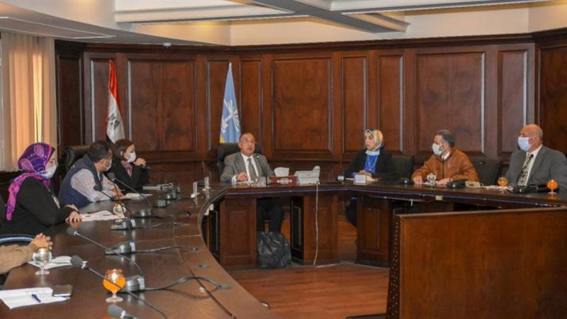 جانب من اجتماع محافظ