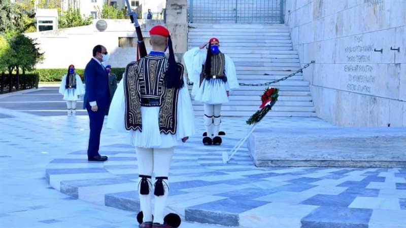 الرئيس السيسي يضع