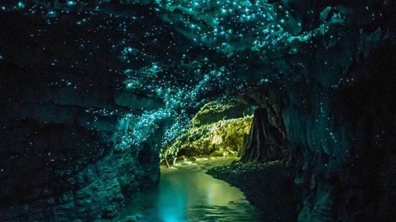 الكهف المضيء