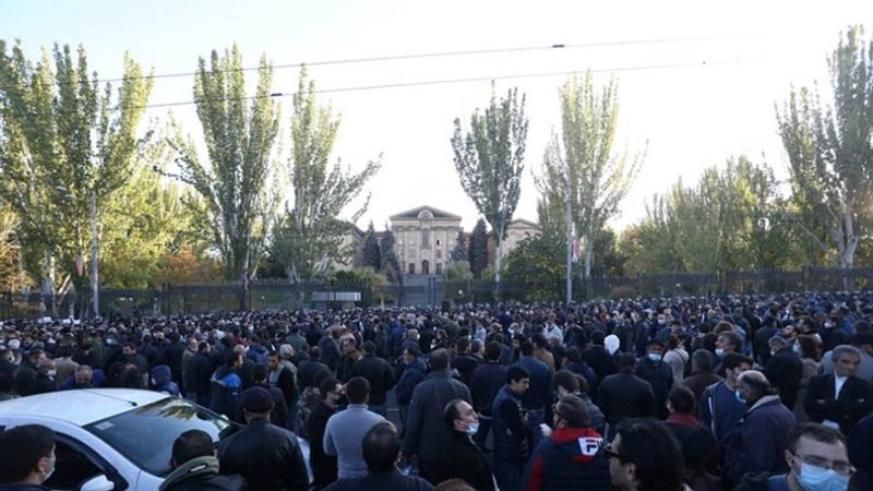 مظاهرات أمام برلمان