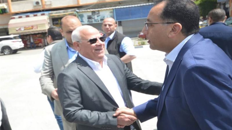 رئيس الوزراء في استقباله