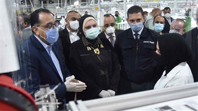 مدبولي يتفقد مصنعا لإنتاج الضفائر الإلكترونية للسيارات ببورسعيد