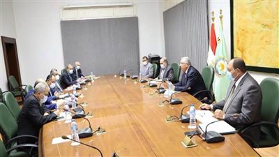 وزيرا الزراعة والإنتاج الحربي يبحثان الإسراع فى خطوات تطوير مراكز تجميع الألبان