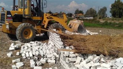 إزالة 8 حالات تعدٍّ على الأراضي الزراعية بالبحيرة