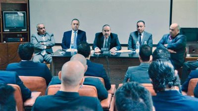 وزير الطيران المدني يلتقي بطياري مصر للطيران الجدد