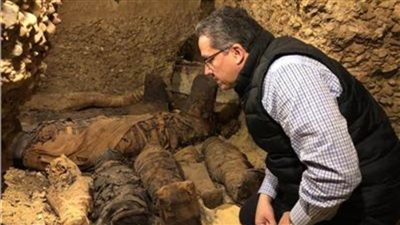 العناني: كشف أثري جديد بسقارة يضم أكثر من 100 تابوت مغلق و٤٠ تمثالًا