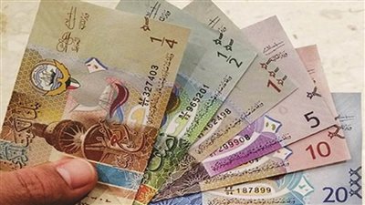 أسعار الدينار الكويتي تتراجع أمام الجنيه المصري 