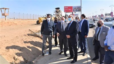 وزير الطيران المدني يتفقد مشروع أسوار التأمين المحيطة بمطار القاهرة الدولي 