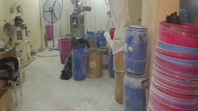 تفاصيل.. ضبط طبيب و4 آخرين لاتهامهم بإدارة مصنع لترويج المواد المخدرة