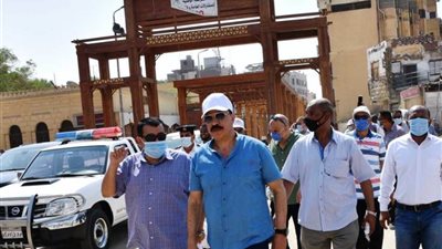 محافظ أسوان يطالب باضفاء اللمسات الجمالية  بمشروع تطوير السوق السياحي بالمحافظة