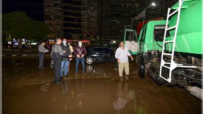 محافظ الدقهلية يتابع أعمال كسح مياه الأمطار من شوارع المنصورة